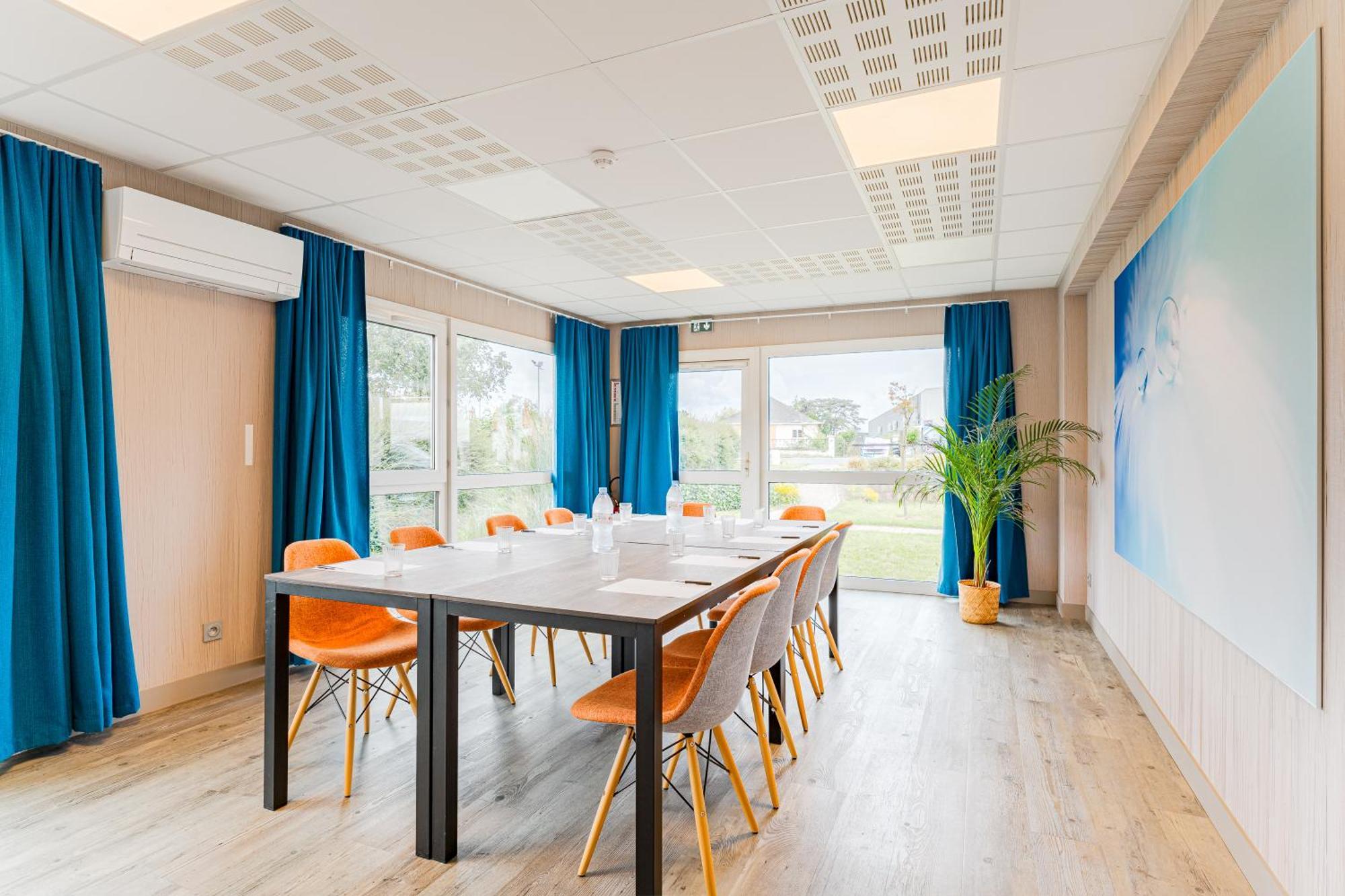 Kyriad Direct Tours Sud - Chambray Les Tours Екстер'єр фото